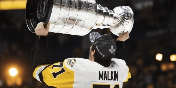 Олимпийский чемпион оценил решение Малкина завершить карьеру в НХЛ, а не в России Олимпийский чемпион оценил решение Малкина завершить карьеру в НХЛ, а не в России