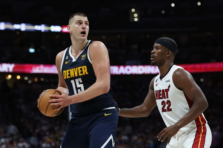 Майк Браун: «Вы не можете остановить Йокича, поэтому надо использовать другой подход» Майк Браун: «Вы не можете остановить Йокича, поэтому надо использовать другой подход»