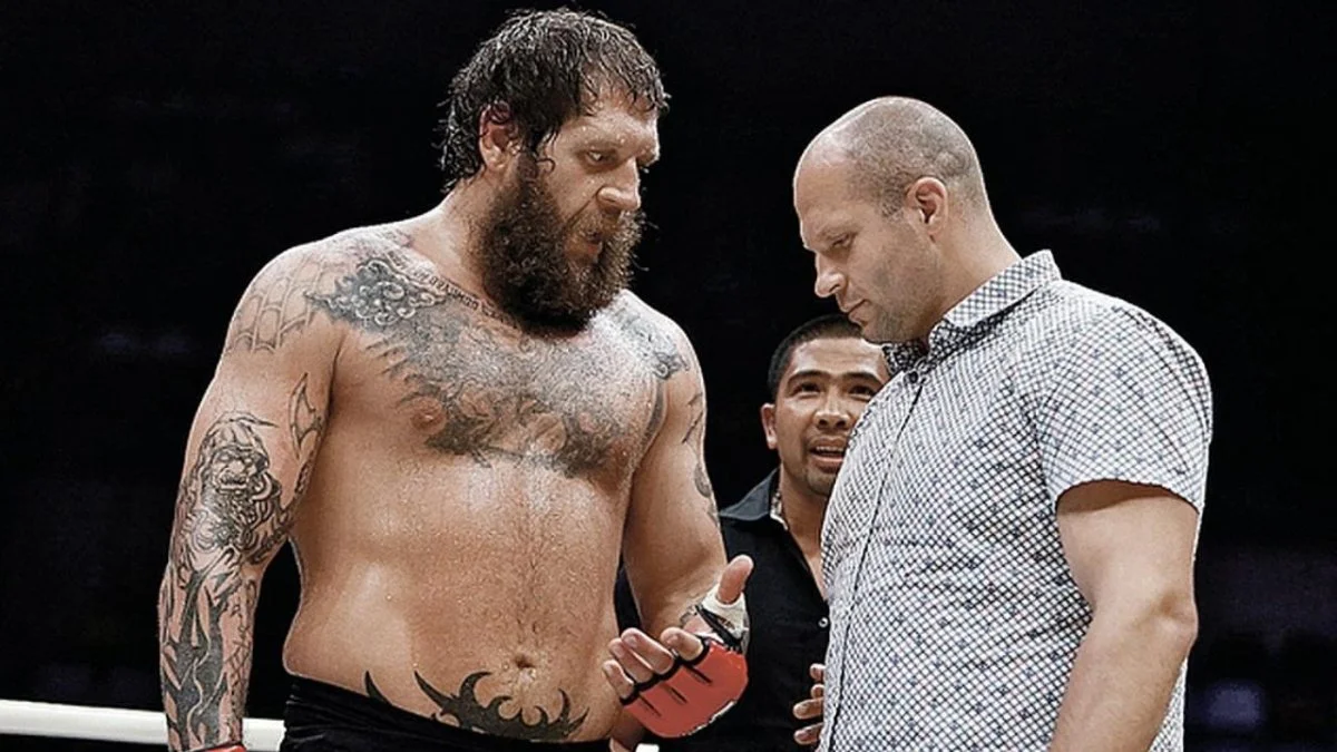 «Если и давать звание Героя России, то в первую очередь кому-то с фамилией Емельяненко» «Если и давать звание Героя России, то в первую очередь кому-то с фамилией Емельяненко»