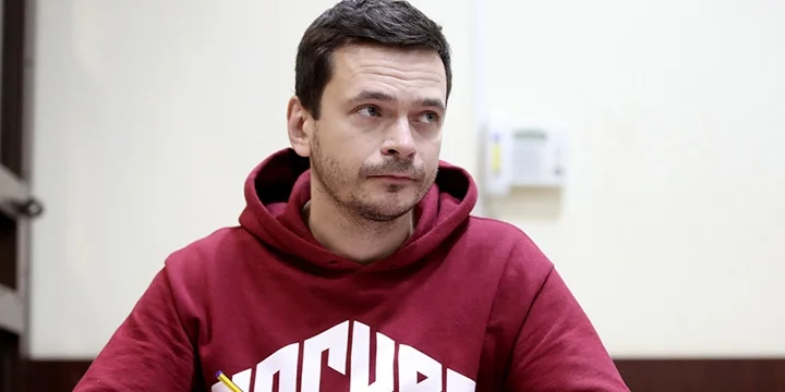 «Как бы ни убеждали, что Fan ID делается ради нашей безопасности, никто в это не верит. У нас достаточно глубокие традиции давления и репрессий». Интервью Ильи Яшина «Как бы ни убеждали, что Fan ID делается ради нашей безопасности, никто в это не верит. У нас достаточно глубокие традиции давления и репрессий». Интервью Ильи Яшина