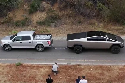 Кто перетянет канат, автомобиль «Форда» или машина «Тесла»?