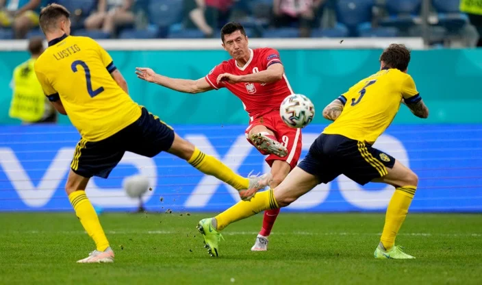 Букмекеры больше верят в выход на ЧМ-2022 Польши, а не Швеции