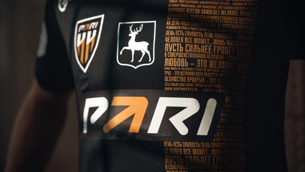 PARI и «Пари НН» показали видеоотчет о новой форме с цитатами Максима Горького на улицах Нижнего Новгорода