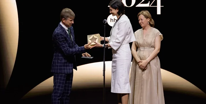 Ягудин вручил награду победителям номинации «Территория спорта» на премии от HH Ягудин вручил награду победителям номинации «Территория спорта» на премии от HH