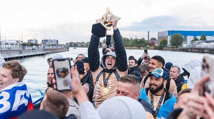 Балтика провела чемпионский парад на теплоходе БЕТСИТИход Балтика провела чемпионский парад на теплоходе БЕТСИТИход