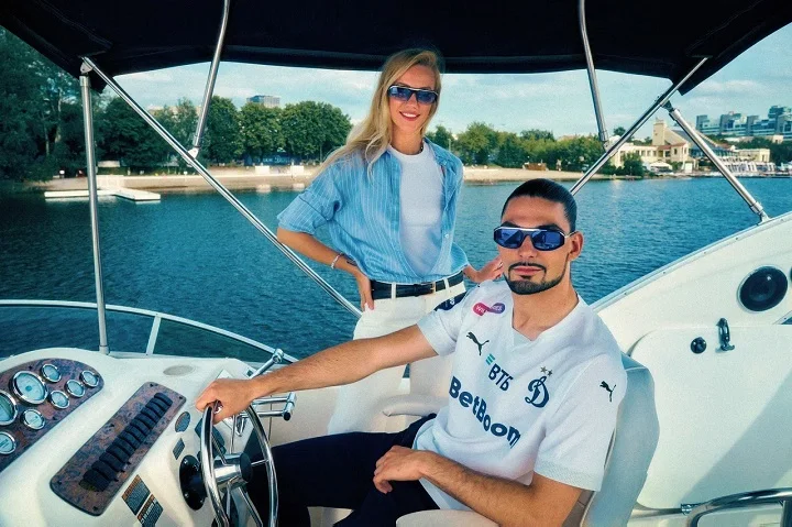 BetBoom представил фотосессию с Еленой Крыгиной: блогер анонсировала новую коллекцию «Динамо» x Fakoshima BetBoom представил фотосессию с Еленой Крыгиной: блогер анонсировала новую коллекцию «Динамо» x Fakoshima