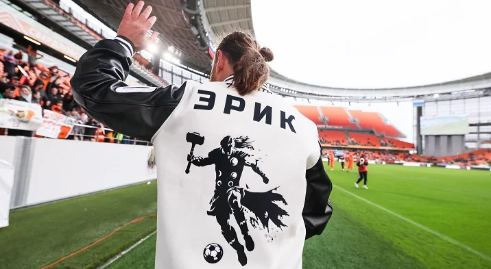 Эксклюзивный бомбер «Урала» и БЕТСИТИ для легенды клуба в стилистике супергероя Эксклюзивный бомбер «Урала» и БЕТСИТИ для легенды клуба в стилистике супергероя