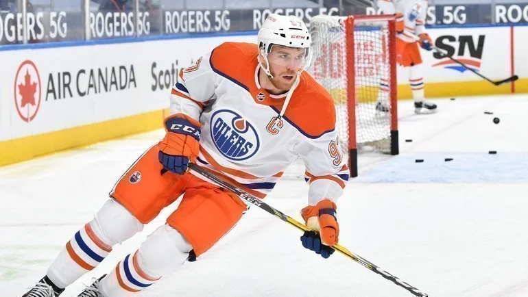 Макдэвид вышел на первое место в гонке бомбардиров НХЛ Макдэвид вышел на первое место в гонке бомбардиров НХЛ