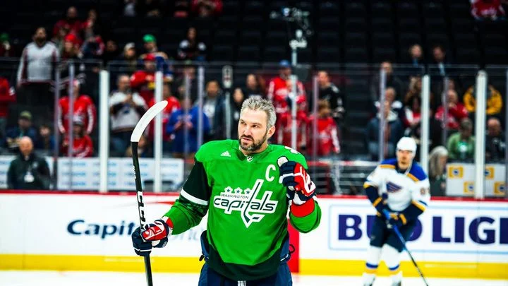 Сидни Кросби: «Хочу поздравить Овечкина со вторым местом среди снайперов НХЛ за всю историю. Это невероятно, как он продолжает забивать голы» Сидни Кросби: «Хочу поздравить Овечкина со вторым местом среди снайперов НХЛ за всю историю. Это невероятно, как он продолжает забивать голы»