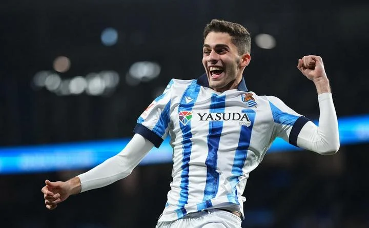 Динияр Билялетдинов о новом номере Захаряна в «Сосьедаде»: «С восьмёркой сидеть на банке будет тяжело» Динияр Билялетдинов о новом номере Захаряна в «Сосьедаде»: «С восьмёркой сидеть на банке будет тяжело»