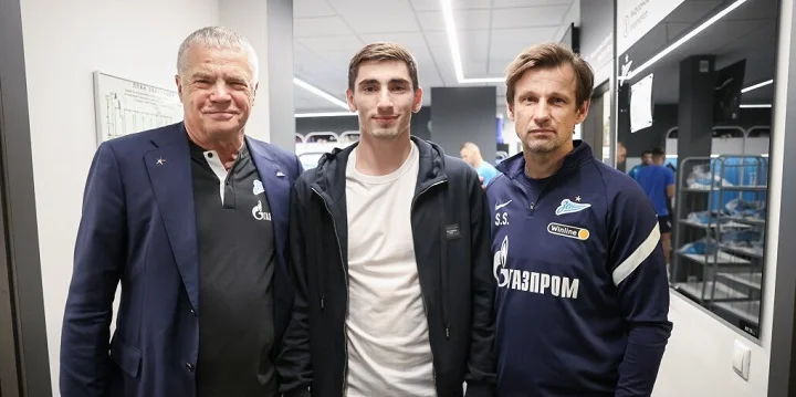 Бакаев о переходе в «Зенит»: «Он точно войдет в историю. Запомню этот день на всю жизнь» Бакаев о переходе в «Зенит»: «Он точно войдет в историю. Запомню этот день на всю жизнь»