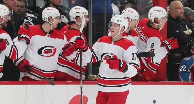 «Каролина» победила во всех семи домашних матчах в этом плей-офф НХЛ «Каролина» победила во всех семи домашних матчах в этом плей-офф НХЛ