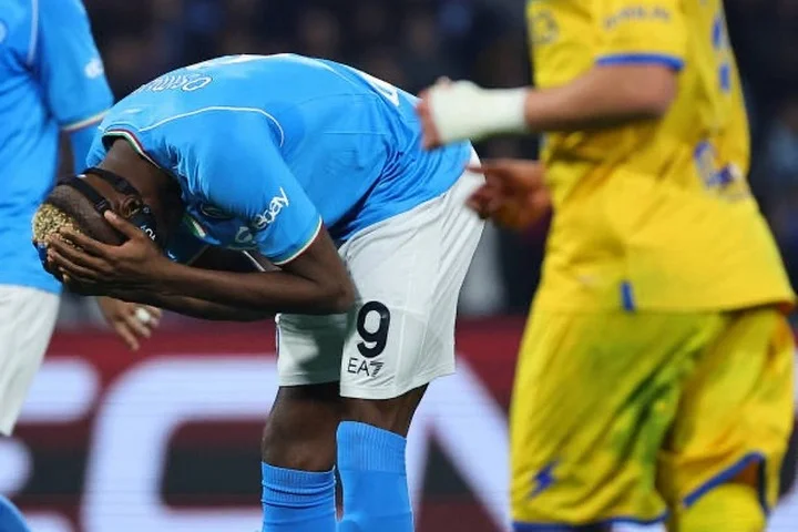 «Наполи» проиграл «Роме», доигрывая матч вдевятером «Наполи» проиграл «Роме», доигрывая матч вдевятером