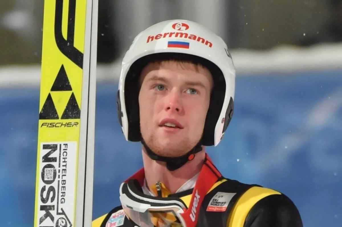 Российский прыгун с трамплина Климов показал на камеру триколор на турнире в Финляндии