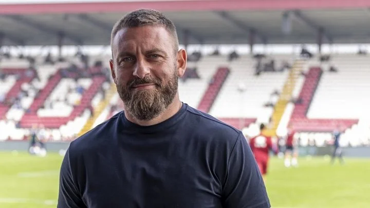 Даниэле де Росси: «Все знают, что значит для меня «Рома». Эмоции от того, что я смогу сидеть на нашей скамейке запасных, неописуемы» Даниэле де Росси: «Все знают, что значит для меня «Рома». Эмоции от того, что я смогу сидеть на нашей скамейке запасных, неописуемы»