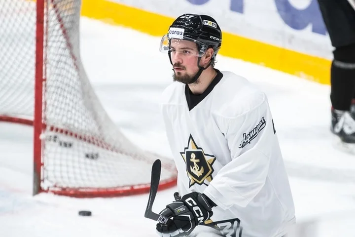 Дмитрий Сидляров продлил с «Адмиралом» контракт на сезон Дмитрий Сидляров продлил с «Адмиралом» контракт на сезон