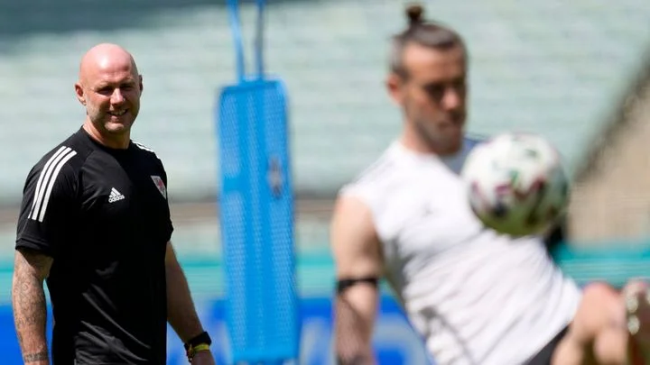 Тренер сборной Уэльса о Гарете Бэйле: «Он никогда не будет паразитом» Тренер сборной Уэльса о Гарете Бэйле: «Он никогда не будет паразитом»