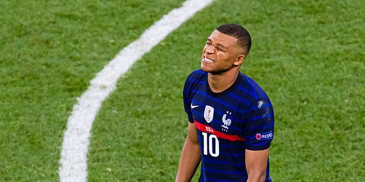 Сейчас Мбаппе является главным претендентом на «Золотой мяч» по версии Goal Сейчас Мбаппе является главным претендентом на «Золотой мяч» по версии Goal