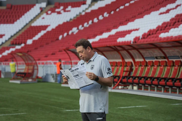 Гендиректор «Рубина» Рустем Сайманов: «Леонид Слуцкий собирает уже четвертую команду. У меня даже не поворачивается язык ему какие-то претензии предъявлять» Гендиректор «Рубина» Рустем Сайманов: «Леонид Слуцкий собирает уже четвертую команду. У меня даже не поворачивается язык ему какие-то претензии предъявлять»