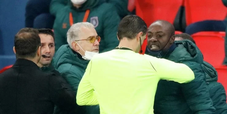 Скандал в Лиге чемпионов. Румынский арбитр-«расист» сорвал матч в Париже Скандал в Лиге чемпионов. Румынский арбитр-«расист» сорвал матч в Париже