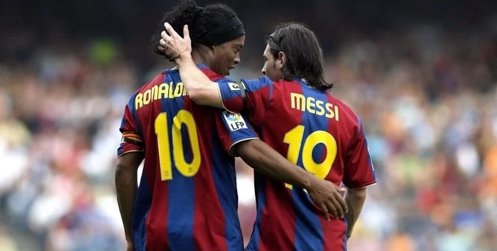 Роналдиньо о критике Месси: «Если вы освистываете лучшего в мире, кому вы будете аплодировать?» Роналдиньо о критике Месси: «Если вы освистываете лучшего в мире, кому вы будете аплодировать?»