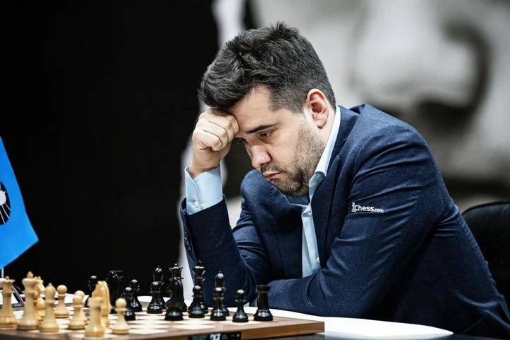 Ян Непомнящий обыграл Дин Лижэня в пятой партии матча за звание чемпиона мира по шахматам Ян Непомнящий обыграл Дин Лижэня в пятой партии матча за звание чемпиона мира по шахматам