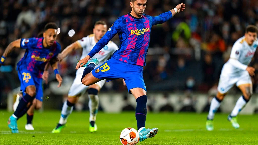 Игроки «Наполи» и «Барселоны» вышли на ответный матч Лиги Европы с баннером: «Нет войне» Игроки «Наполи» и «Барселоны» вышли на ответный матч Лиги Европы с баннером: «Нет войне»