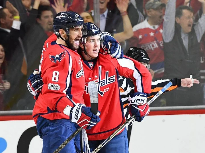 Форвард «Вашингтона» Ти Джей Оши: «Овечкин мне как брат. Он любит подурачиться, зажечь в раздевалке. Он отличный лидер, который по-настоящему заботится о ребятах» Форвард «Вашингтона» Ти Джей Оши: «Овечкин мне как брат. Он любит подурачиться, зажечь в раздевалке. Он отличный лидер, который по-настоящему заботится о ребятах»