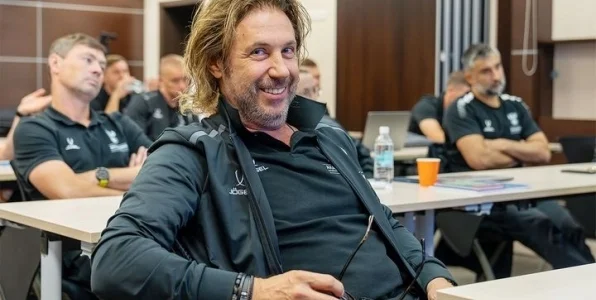 Мостовой: «Зачем вообще играть против Брунея и унижать себя?» Мостовой: «Зачем вообще играть против Брунея и унижать себя?»