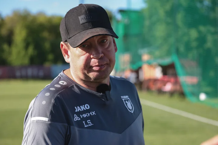 Леонид Слуцкий: «Нас занесли в фавориты, но по существу мы вместе работаем меньше двух недель. Из прошлого сезона остались только двое» Леонид Слуцкий: «Нас занесли в фавориты, но по существу мы вместе работаем меньше двух недель. Из прошлого сезона остались только двое»