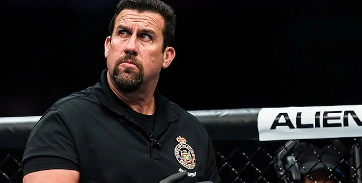 Экс-рефери UFC об оскорблениях от Стерлинга: «Чемпионы выше этого» Экс-рефери UFC об оскорблениях от Стерлинга: «Чемпионы выше этого»