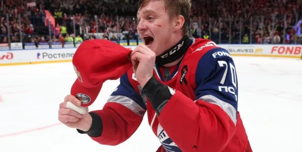 Сурин - о поведении в раздевалке после победы в Кубке Гагарина: «Мы - чемпионы, нам можно» Сурин - о поведении в раздевалке после победы в Кубке Гагарина: «Мы - чемпионы, нам можно»