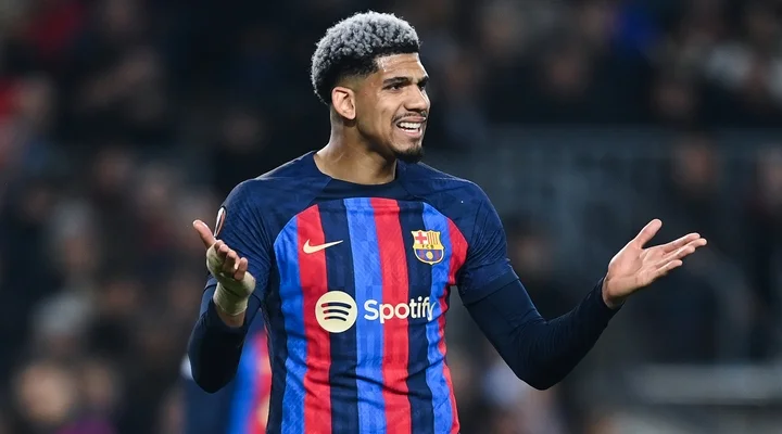 Рональд Араухо о слухах про «Баварию»: «Прошлым летом меня отправляли в «Манчестер Юнайтед». Я всем очень доволен в «Барсе» Рональд Араухо о слухах про «Баварию»: «Прошлым летом меня отправляли в «Манчестер Юнайтед». Я всем очень доволен в «Барсе»