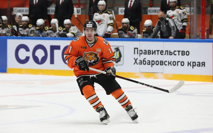 Лучший бомбардир «Амура» может продолжить карьеру в «Авангарде» Лучший бомбардир «Амура» может продолжить карьеру в «Авангарде»