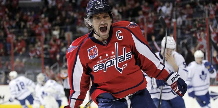 Овечкин совершил мощный силовой приём против форварда «Торонто» Колина Блэквелла: видео Овечкин совершил мощный силовой приём против форварда «Торонто» Колина Блэквелла: видео