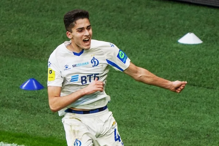 Хавбек «Динамо» Арсен Захарян: «У меня небольшая зарплата. В месяц не трачу какую-то стабильную сумму. Каждый раз по-разному» Хавбек «Динамо» Арсен Захарян: «У меня небольшая зарплата. В месяц не трачу какую-то стабильную сумму. Каждый раз по-разному»