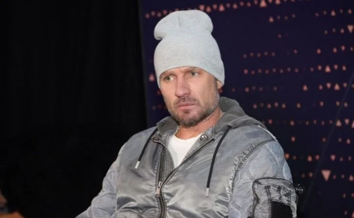 Источник о состоянии Романа Костомарова: «Он пытается встать с кровати, куда-то убежать, не осознает, что с ним происходит. Его легкие не справляются» Источник о состоянии Романа Костомарова: «Он пытается встать с кровати, куда-то убежать, не осознает, что с ним происходит. Его легкие не справляются»