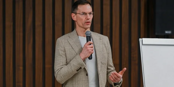 В «Авангарде» объяснили, почему готовы платить большие деньги тренеру Робитайлу в ВХЛ