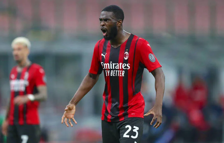 Защитник «Милана» Фикайо Томори: «Было бы здорово сыграть с «Интером» в полуфинале, но и «Бенфика» очень сильна»