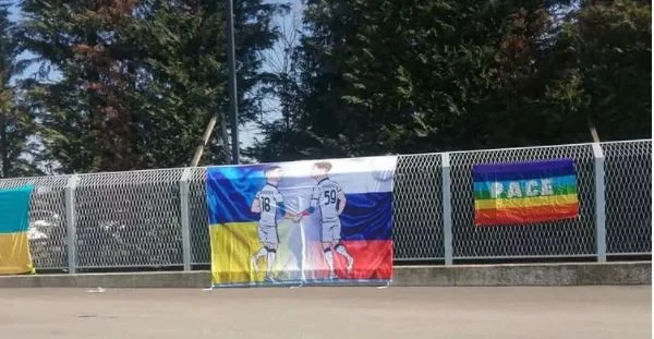 Фанаты «Аталанты» вывесили баннер с Миранчуком и Малиновским, жмущими руки Фанаты «Аталанты» вывесили баннер с Миранчуком и Малиновским, жмущими руки