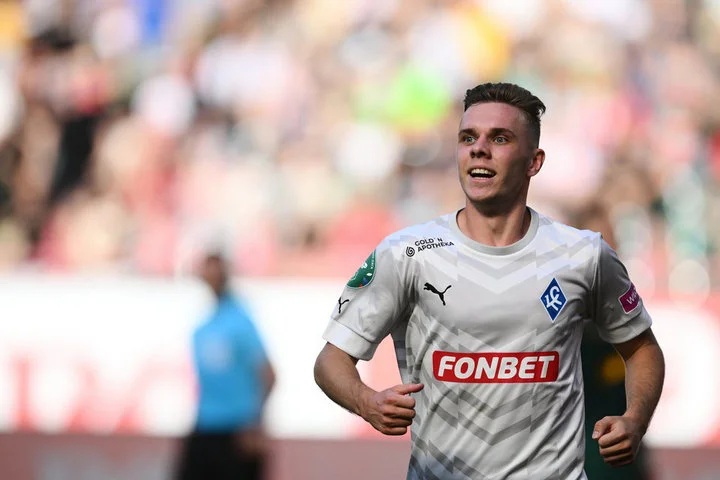 Форвард Максим Глушенков продолжит свою карьеру в «Локомотиве»