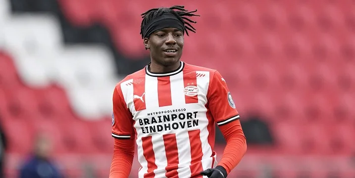 Мадуэке прилетел в Лондон перед трансфером в «Челси» Мадуэке прилетел в Лондон перед трансфером в «Челси»