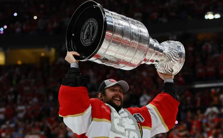 Сергей Бобровский: «Мне много задавали вопросов, почему я выбрал «Флориду». Я отвечал, что это клуб, с которым я выиграю Кубок Стэнли» Сергей Бобровский: «Мне много задавали вопросов, почему я выбрал «Флориду». Я отвечал, что это клуб, с которым я выиграю Кубок Стэнли»