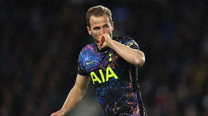 Гарри Кейн подарил свою футболку мальчику, которого оскорбляли на фоне расизма Гарри Кейн подарил свою футболку мальчику, которого оскорбляли на фоне расизма