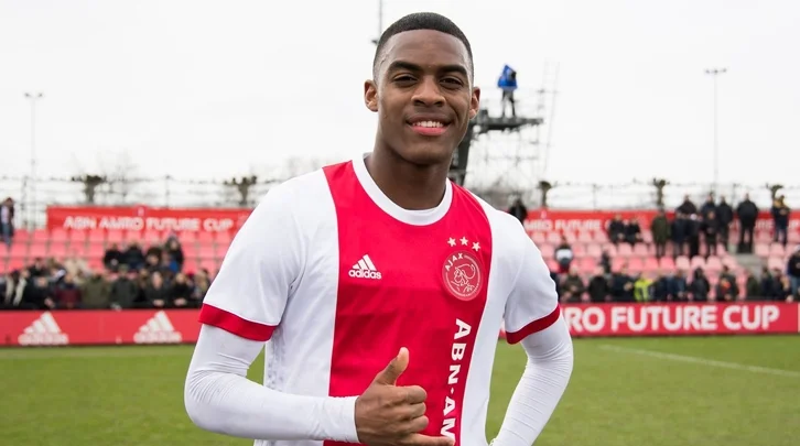 «Бавария» предлагает «Аяксу» за Гравенберха 25 миллионов евро «Бавария» предлагает «Аяксу» за Гравенберха 25 миллионов евро