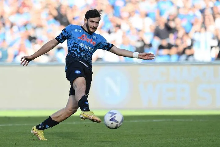 Спортдиректор «Наполи» Кристиан Джунтоли: «Информация об интересе «Реала» и ряда английских топ-клубов к Хвиче не соответствует действительности» Спортдиректор «Наполи» Кристиан Джунтоли: «Информация об интересе «Реала» и ряда английских топ-клубов к Хвиче не соответствует действительности»