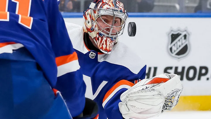 Вратарь «Айлендерс» Семён Варламов одержал пятую победу подряд, отразив 23 из 24 бросков «Нью-Джерси»