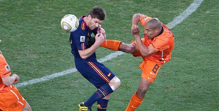 Уэбб признал, что должен был удалять де Йонга за удар ногой в грудь Алонсо Уэбб признал, что должен был удалять де Йонга за удар ногой в грудь Алонсо