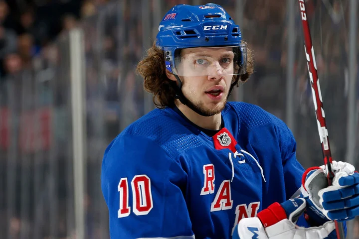 Артемий Панарин: «Должен вернуть свою игру, в которую я играл два года в «Коламбусе» и первый год в Нью-Йорке. Больше играть с шайбой, больше движения» Артемий Панарин: «Должен вернуть свою игру, в которую я играл два года в «Коламбусе» и первый год в Нью-Йорке. Больше играть с шайбой, больше движения»