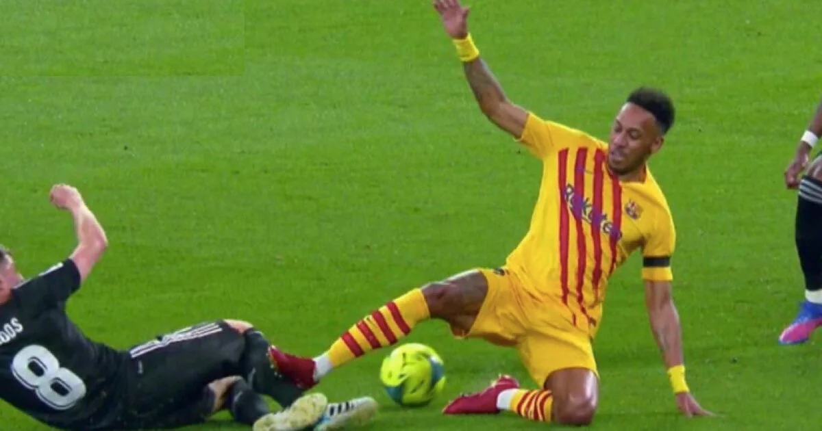 Экс-судьи Ла Лиги считают, что Обамеянг должен был получить желтую за фол на Кроосе